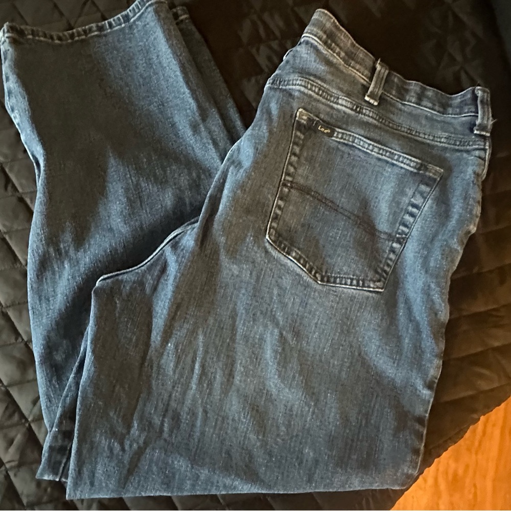 Lees relaxed fit jeans. 42 x 32. comfort stretch waistband